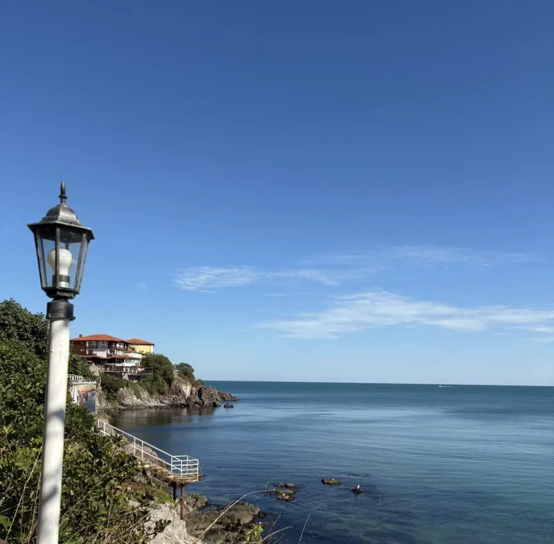 Edge of Quiet Horizons